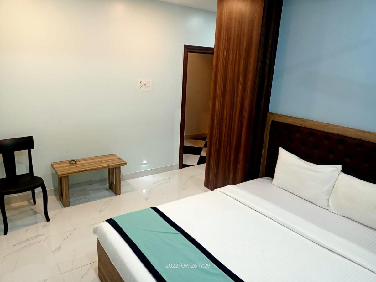 Vian Inn Гувахати Экстерьер фото